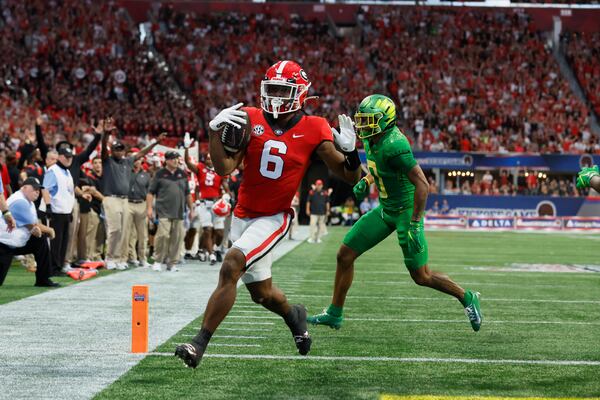 Bulldogs running back Kenny McIntosh scores a touchdown during the second quarter against the Ducks on Saturday in Atlanta. (Jason Getz / Jason.Getz@ajc.com)