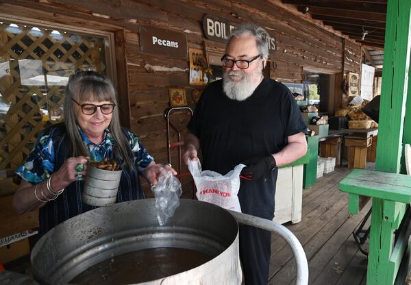 Judy Black helps customer Alan Gold at David’s Produce Market. (Hyosub Shin/Hyosub.Shin@ajc.com)