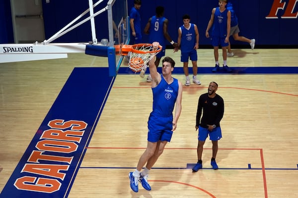 Olivier Rioux, 7-foot-9 NCAA college basketball player at Florida, dunks the ball as he practices with the team, Friday, Oct. 18, 2024, in Gainesville, Fla. (AP Photo/John Raoux)