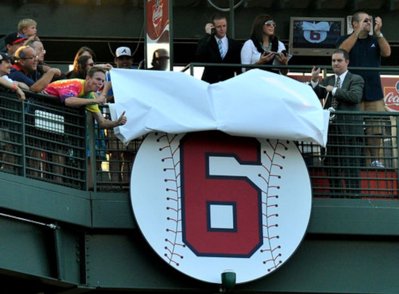 Braves honor former manager Bobby Cox