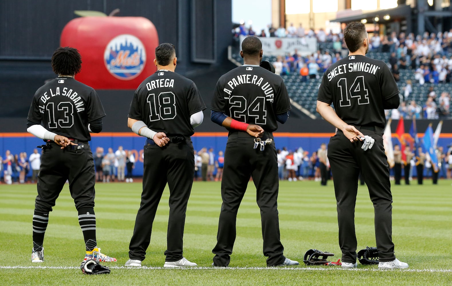 Photos: Braves have winning look in black