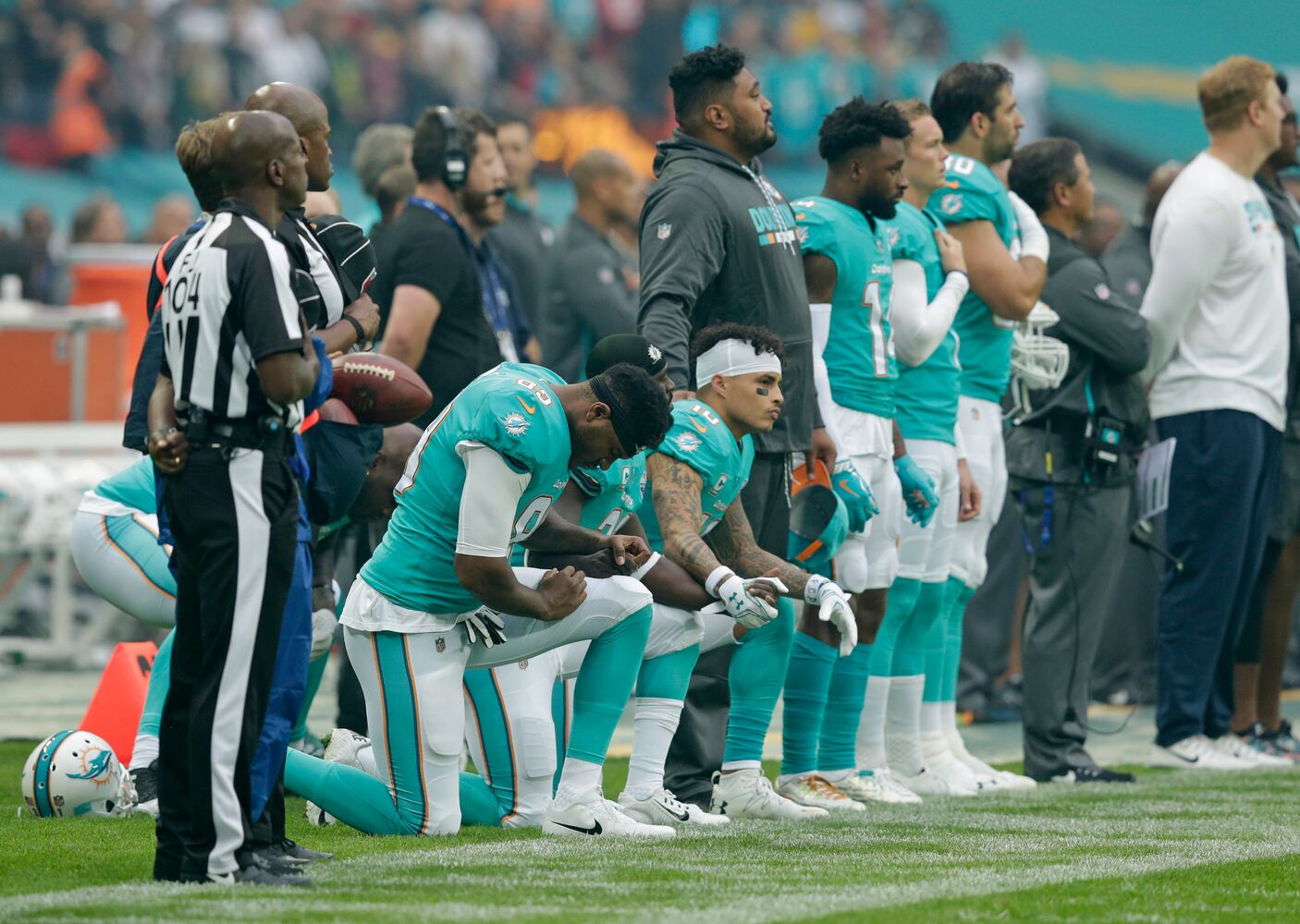 Photos: NFL national anthem protests continue