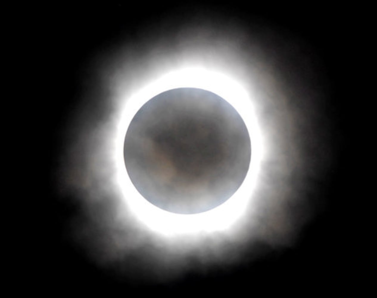 Total eclipse wows Asia