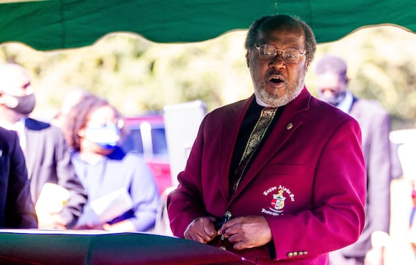 Funeral director Charlie A Hicks II of Hicks & Son Funeral Home speaks during a graveside service in Macon on Monday. (Steve Schaefer for The Atlanta Journal-Constitution)