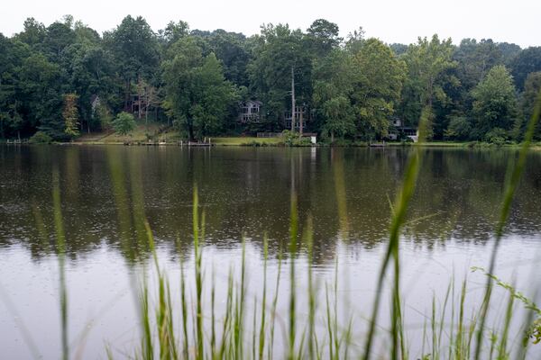 210915-Mountain Park-Houses on the shore of Garrett Lake in Mountain Park on Wednesday evening, Sept. 16, 2021. Ben Gray for the Atlanta Journal-Constitution