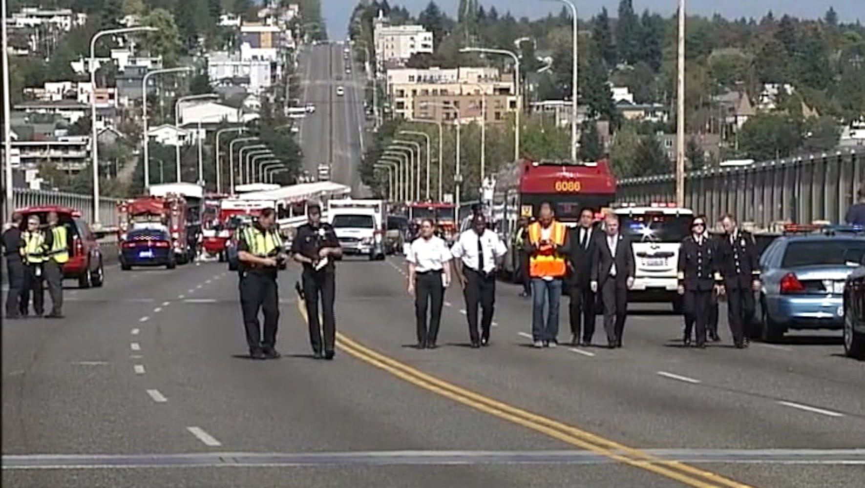 4 dead in crash between Duck vehicle, bus