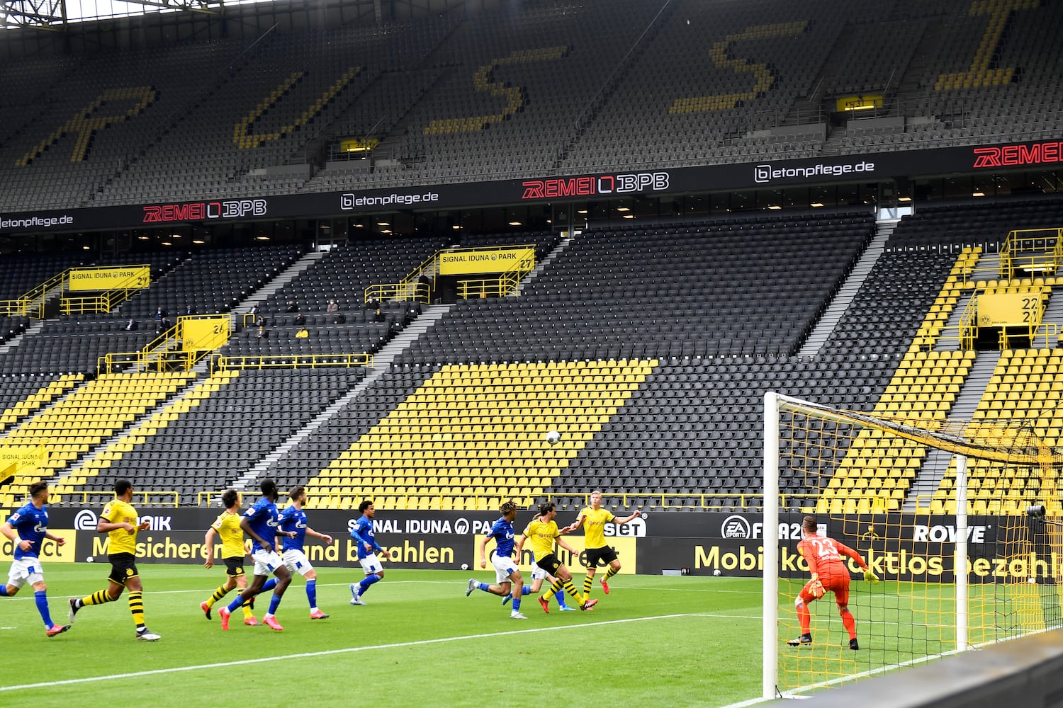 Photos: Soccer returns without fans in Germany