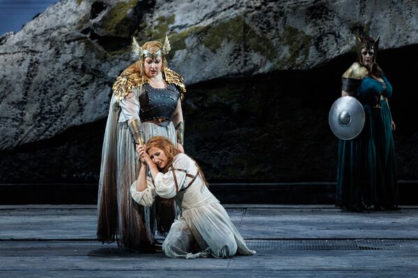 Brünnhilde (Goerke) comforts Sieglinde (Laura Wilde).