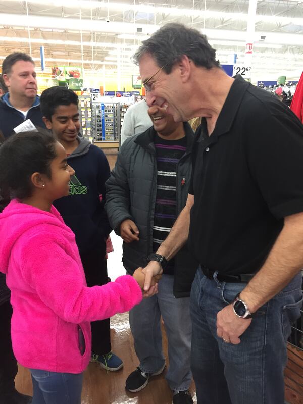  Clark Howard greets Ria Kotwani of Cumming. CREDIT: Rodney Ho/rho@ajc.com