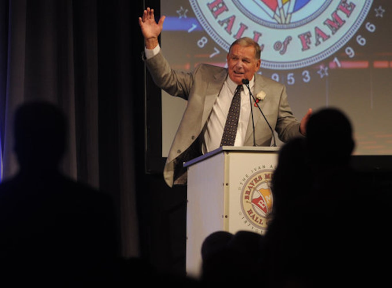 Braves honor former manager Bobby Cox