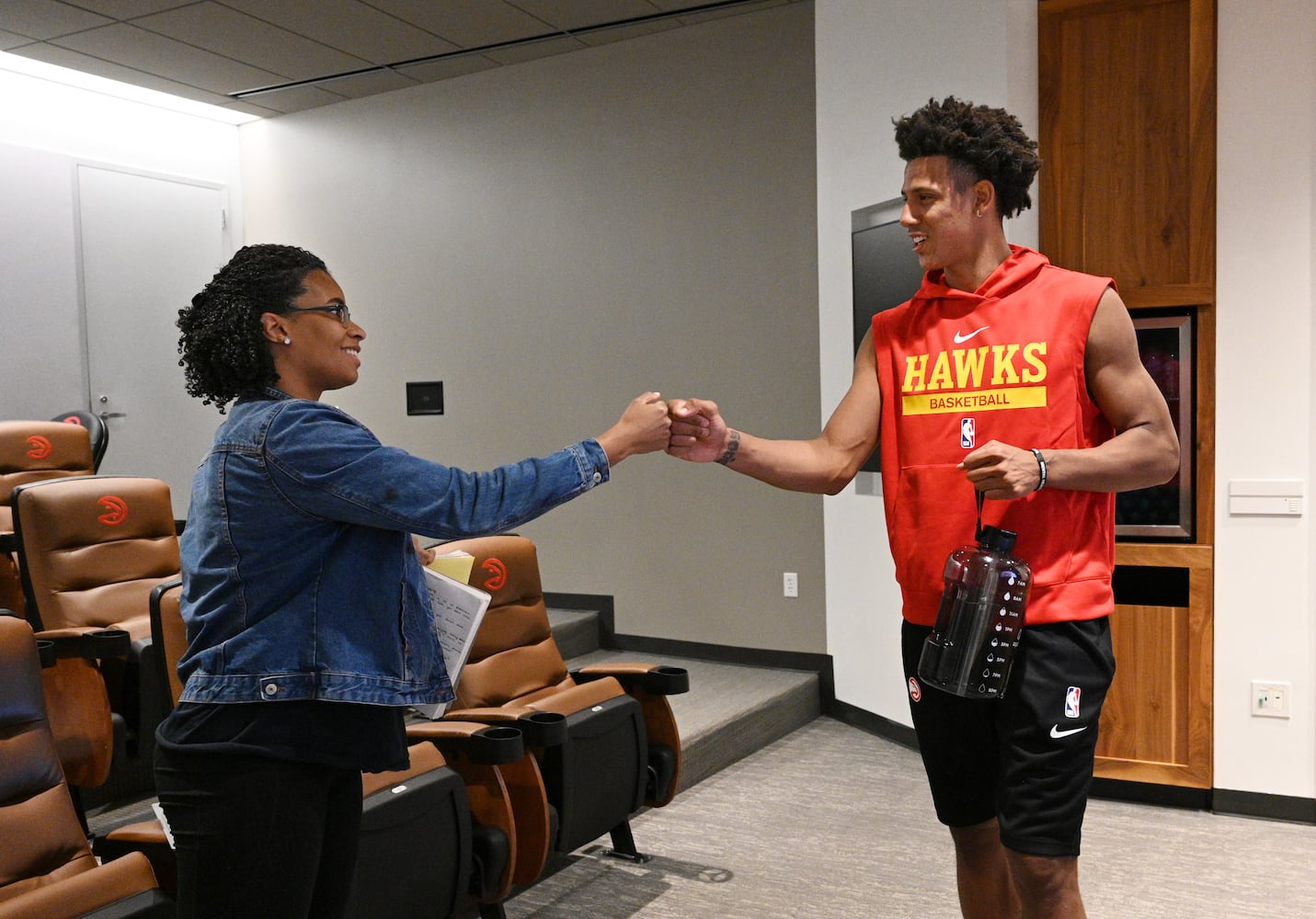 Lauren Williams watches Hawks preseason game With Jalen Johnson