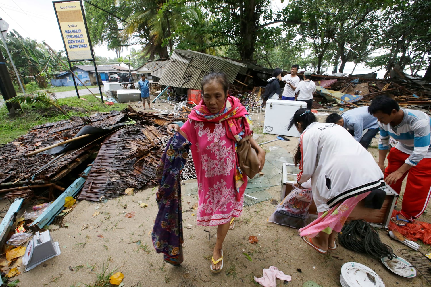 Photos: Tsunami devastates Indonesia