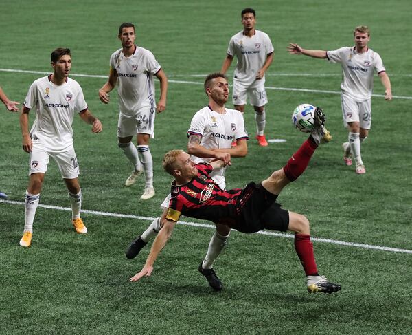 Atlanta United midfielder Jeff Larentowicz just misses scoring a goal with a bicycle kick in front of FC Dallas defenders, from left, Ryan Hollingshead, Matt Hedges, Bressan, Brandon Servania, and John Nelson during the second half on Wednesday, Sept. 23, 2020, at Mercedes-Benz Stadium in Atlanta. Larentowicz later scored the game's only goal on a penalty kick for a 1-0 victory. (Curtis Compton/Atlanta Journal-Constitution/TNS)