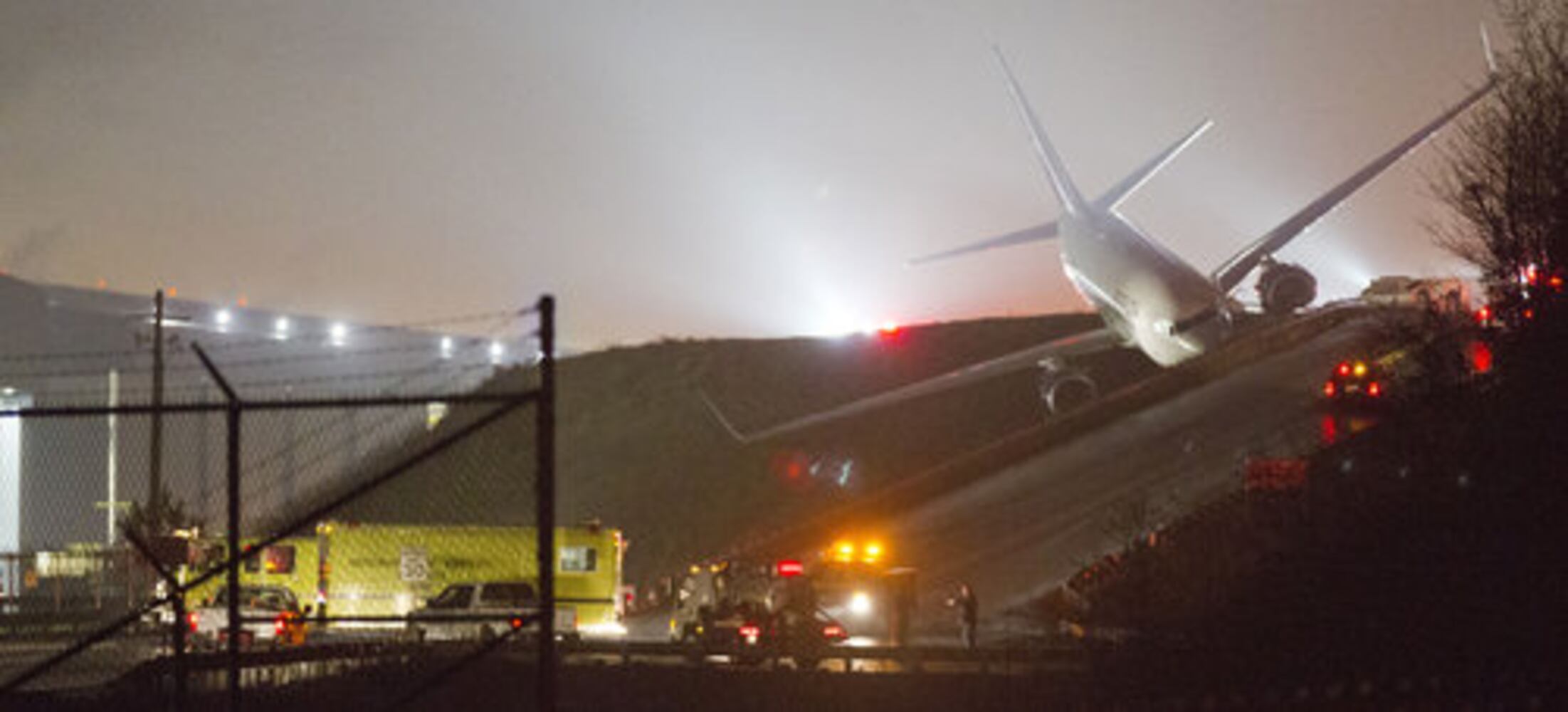 Delta jet runs off taxiway at Hartsfield-Jackson