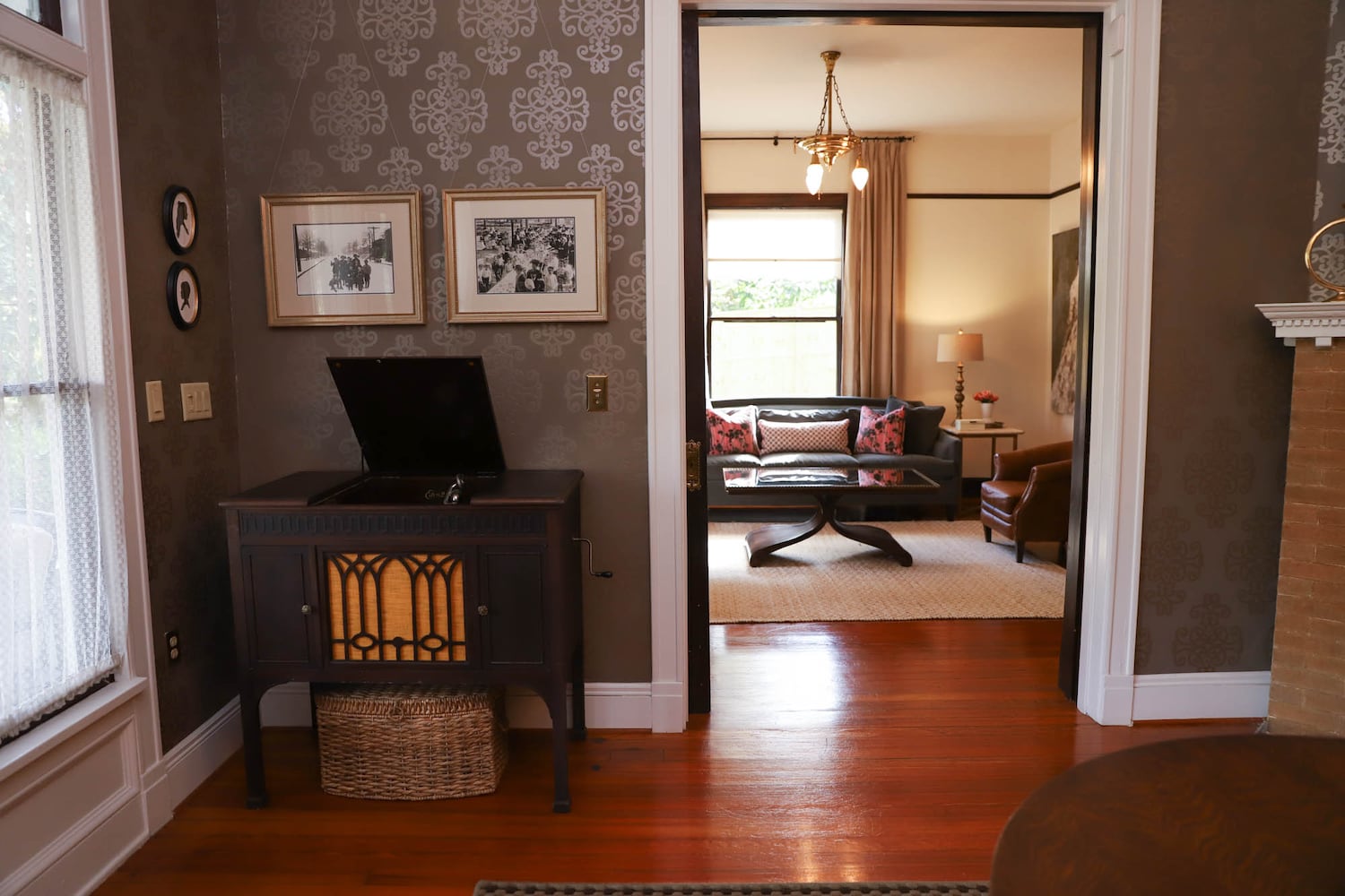 Photos: American foursquare accented with Prairie-style features, perched above Grant Park