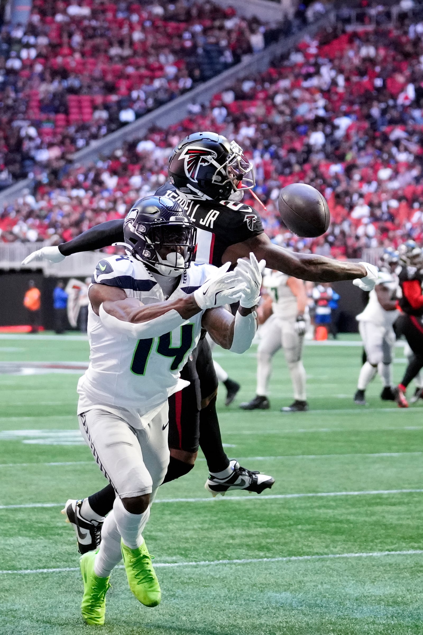 Seattle Seahawks wide receiver DK Metcalf (14) can not make a catch as Atlanta Falcons cornerback A.J. Terrell (24) defends during the first half of an NFL football game, Sunday, Oct. 20, 2024, in Atlanta. (AP Photo/ Brynn Anderson )