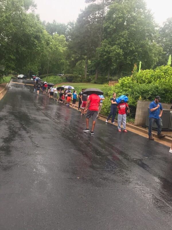 The line at King Springs Elementary School in Smyrna stretched around the blog at about 6:15 p.m. (ERNIE SUGGS/AJC)