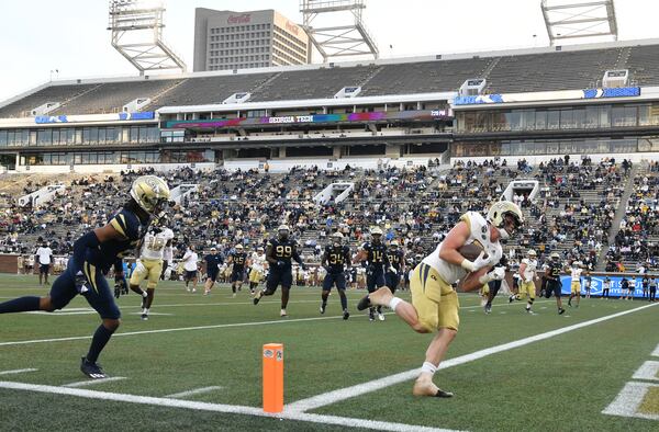 Tight end Dylan Leonard scores a touchdown during the 2021 Spring Game at Georgia Tech's Bobby Dodd Stadium in Atlanta on Friday, April 23, 2021. (Hyosub Shin / Hyosub.Shin@ajc.com)