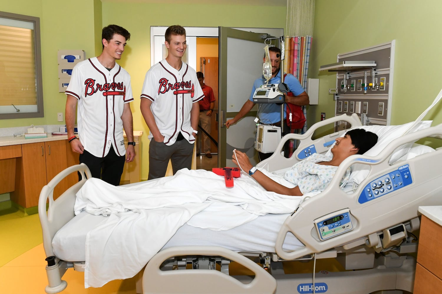 Photos: Braves visit Children’s Healthcare