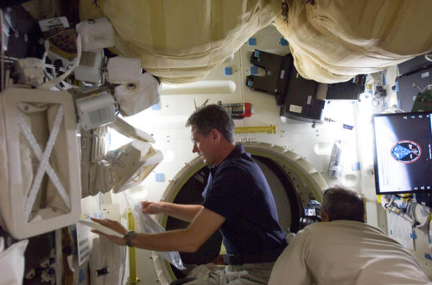 Spacewalkers repair Hubble