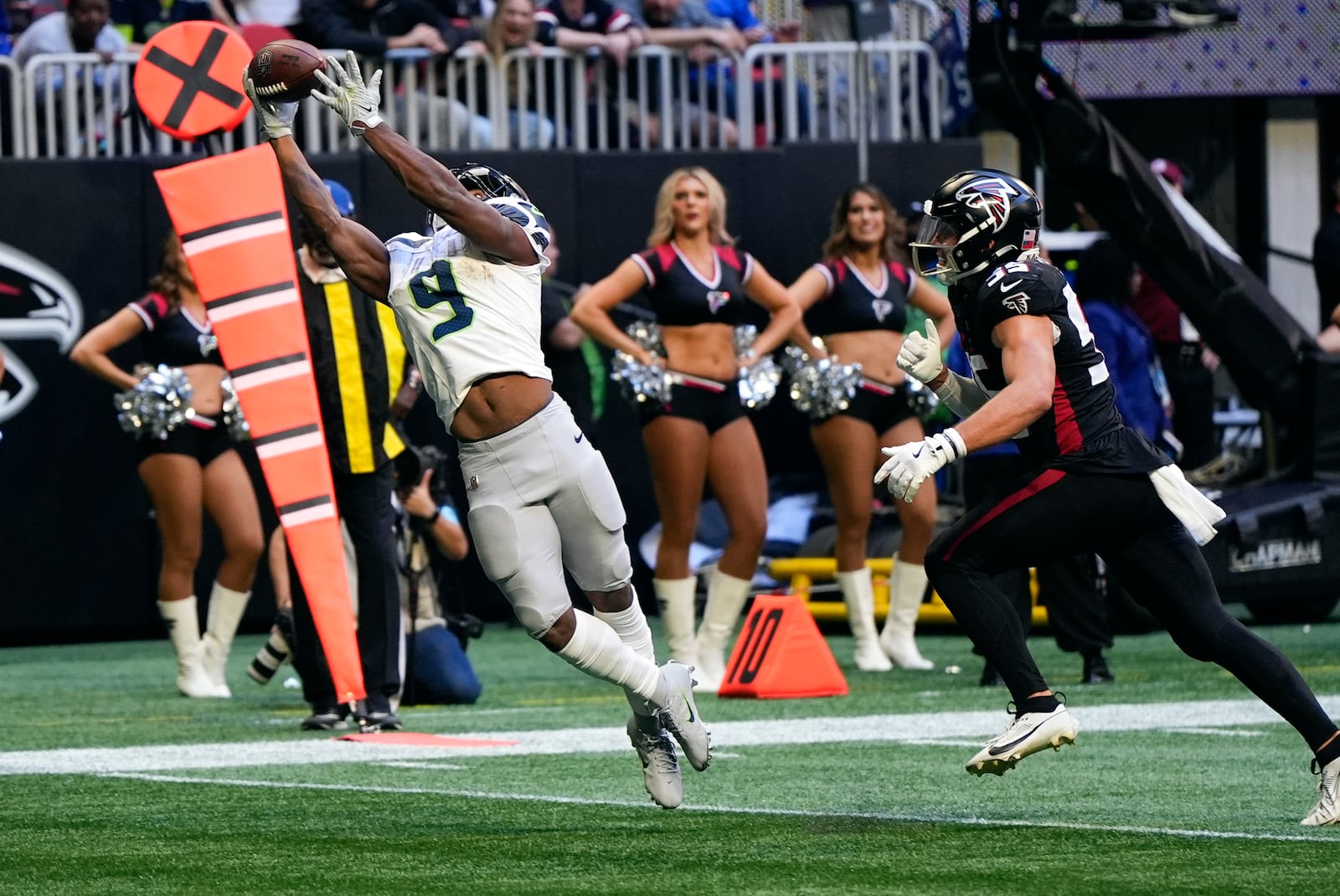 Seattle Seahawks running back Kenneth Walker III (9) mkaes a catch for a touchdown as Atlanta Falcons linebacker Kaden Elliss (55) defends during the second half of an NFL football game, Sunday, Oct. 20, 2024, in Atlanta. (AP Photo/ Mike Stewart )