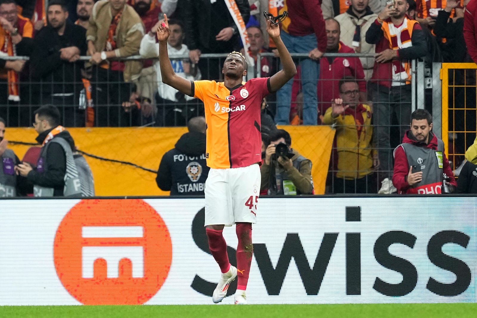 Galatasaray's Victor Osimhen celebrates after scoring his side's second goal during the Europa League opening phase soccer match between Galatasaray and Tottenham Hotspur at Ali Sami Yen stadium, in Istanbul, Turkey, Thursday, Nov. 7, 2024. (AP Photo/Khalil Hamra)