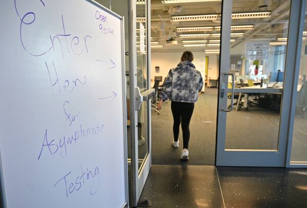 Georgia Tech students and employees get tested for COVID-19 at its Economic Development Building on Tuesday, Jan. 4, 2022. (Hyosub Shin / Hyosub.Shin@ajc.com)