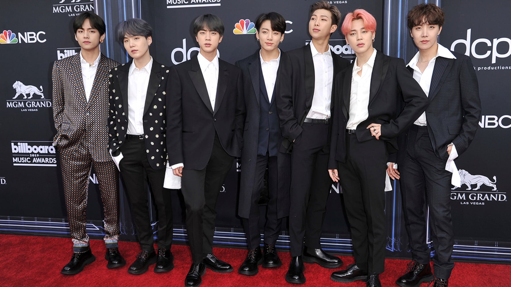 Photos: Stars walk the red carpet at the Billboard Music Awards