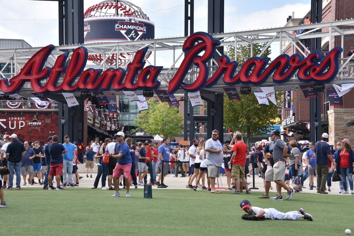 Photos: The scene at the Braves-Cardinals game