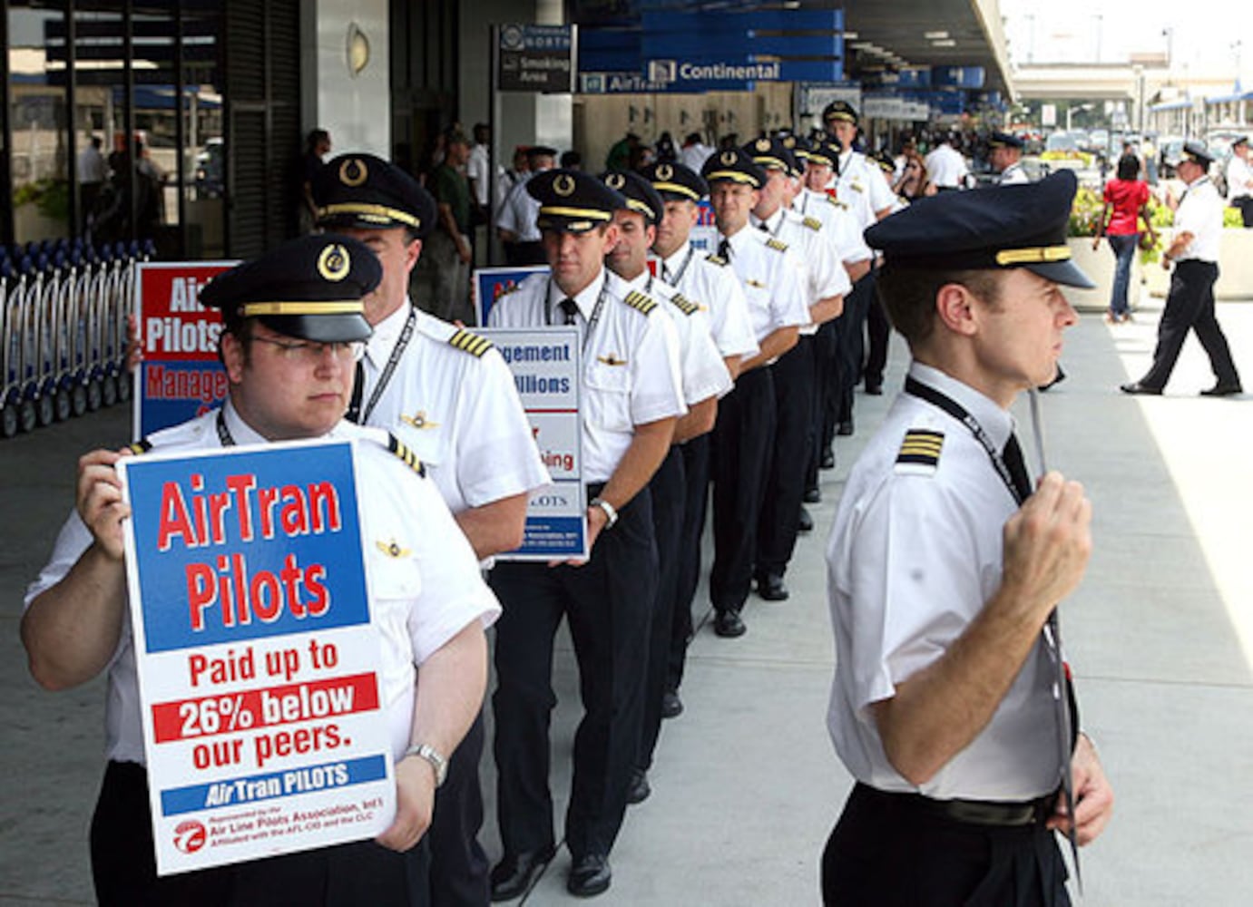 AirTran pilots picket