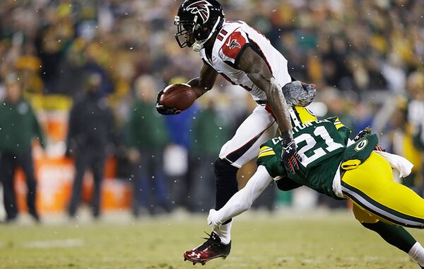 GREEN BAY, WI - DECEMBER 08: Julio Jones #11 of the Atlanta Falcons completes a reception against the defense of Ha Ha Clinton-Dix #21 of the Green Bay Packers in the first quarter at Lambeau Field on December 8, 2014 in Green Bay, Wisconsin. (Photo by Mike McGinnis/Getty Images) GREEN BAY, WI - DECEMBER 08: Julio Jones #11 of the Atlanta Falcons completes a reception against the defense of Ha Ha Clinton-Dix #21 of the Green Bay Packers in the first quarter at Lambeau Field on December 8, 2014 in Green Bay, Wisconsin. (Photo by Mike McGinnis/Getty Images)