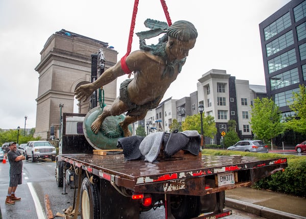  Workers temporarily install the statue of Tomochichi, chief of the Yamacraw, at the Millennium Gate Museum on 17th St. Monday, September 20, 2021. STEVE SCHAEFER FOR THE ATLANTA JOURNAL-CONSTITUTION