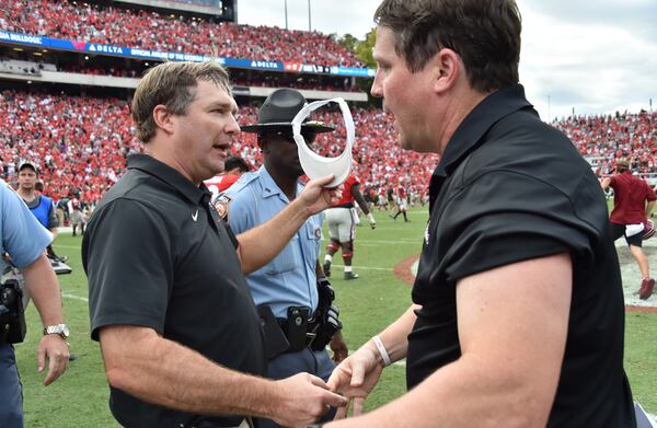 Georgia coach Kirby Smart (left) and South Carolina coach Will Muschamp shake hands after South Carolina's win in 2019. (Hyosub Shin / Hyosub.Shin@ajc.com)