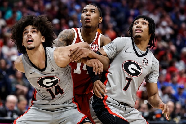 Georgia's Asa Newell (14), Oklahoma's Jalon Moore (14) and Georgia's Tyrin Lawrence (7) watch a ball during the first half of an NCAA college basketball game at the Southeastern Conference tournament, Wednesday, March 12, 2025, in Nashville, Tenn. (AP Photo/Wade Payne)