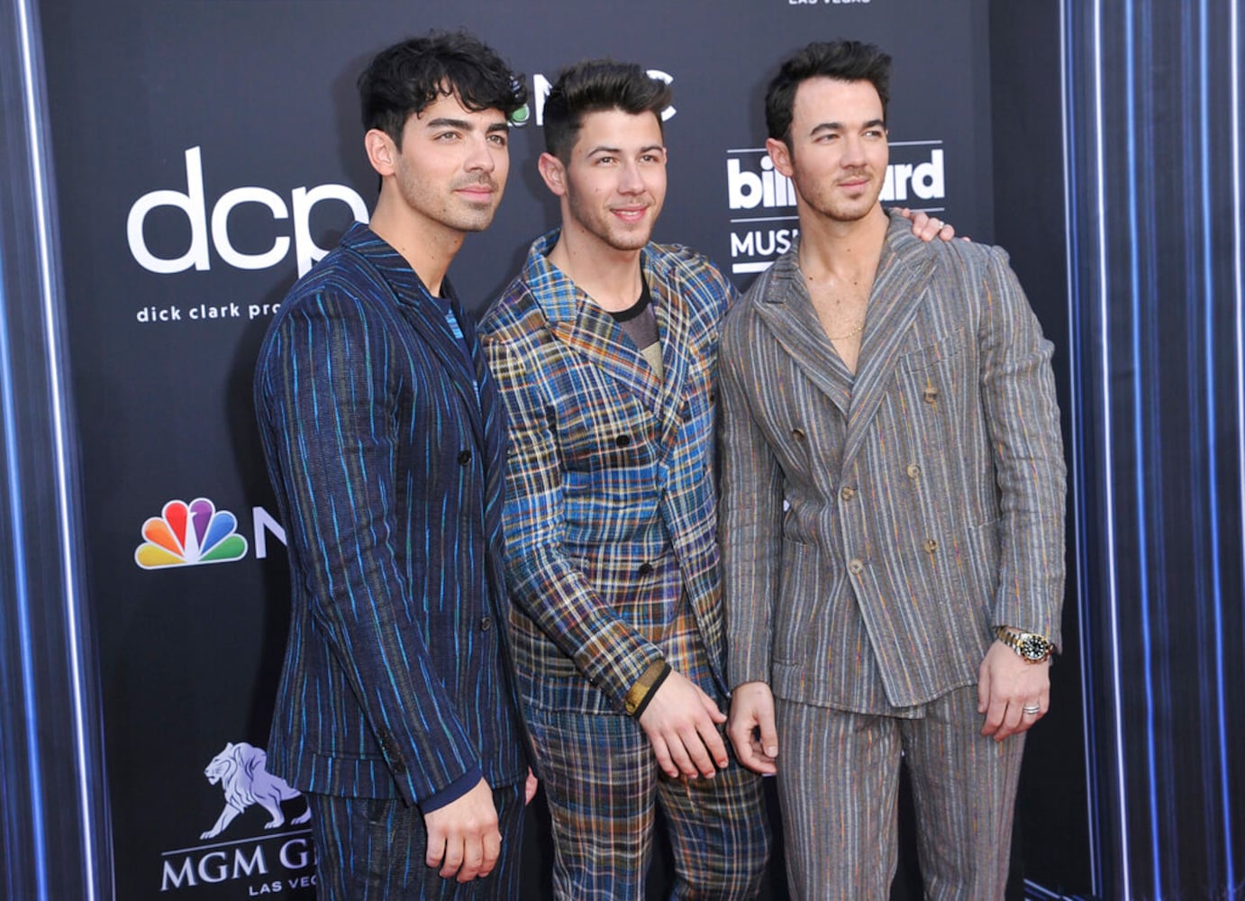 Photos: Stars walk the red carpet at the Billboard Music Awards