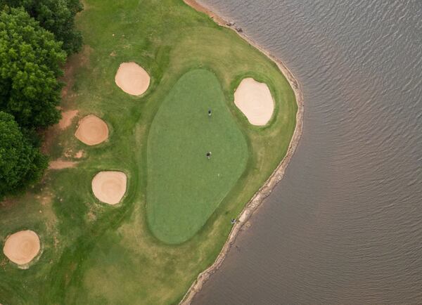 Aerial view of the 5th green at Summer Grove in Newnan. (Hyosub Shin / Hyosub.Shin@ajc.com)