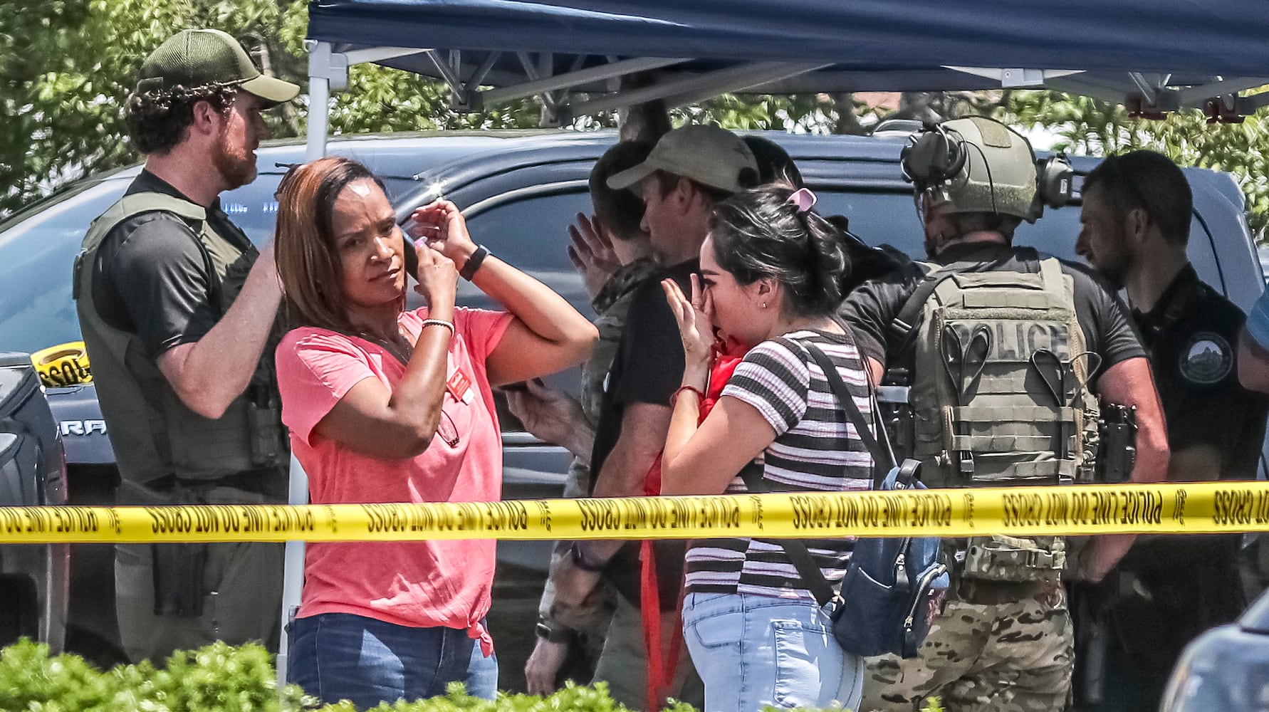 June 14, 2022 Alpharetta: An armed man who was barricaded inside a HomeGoods store in Alpharetta was taken into custody Tuesday June 14, 2022 after a standoff with SWAT. The man allegedly brandished a gun and made threats, prompting evacuations at the store and nearby businesses on North Point Parkway just south of North Point Mall, according to Alpharetta police. He was led out of the building in handcuffs and a medical mask shortly before 1:30 p.m. His name and charges were not released. No shots were fired and no one was reported injured, but REI and Michaels were evacuated as police, fire and SWAT teams made camp in the shopping centerÕs parking lot. ÒWe do have the active scene contained,Ó Alpharetta police Lt. Andrew Splawn told reporters from the scene. ÒIf the public does have a reason to come to Alpharetta, the mall area, they are free to do so, but we do ask them to stay away from HomeGoods and the caution tape area that is defined as the perimeter.Ó
Store employees told Channel 2 Action News that chaos ensued when a voice came over the store loudspeaker telling everyone to ÒrunÓ and Òget out.Ó According to Channel 2, the gunman is a disgruntled former employee. ÒThe manager came out of the office and she just told us, all of us, to run,Ó an unnamed employee told the news station. ÒThe store was open, there was customers in the store, and we ran.Ó Police arrived on scene within two minutes of the first 911 call, Splawn said. He could not confirm if the armed man was connected to the store. It was not a hostage situation, according to Splawn. ÒThere were people taking cover to barricade themselves for safety, but as police officers were sweeping and searching the building, we were able to get everyone out safely,Ó he said. (John Spink / John.Spink@ajc.com)


