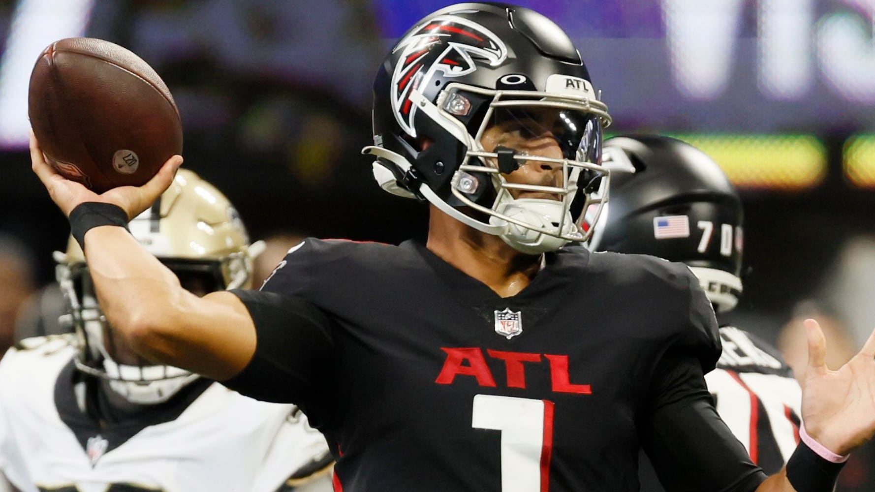 Falcons quarterback Marcus Mariota looks to pass during the fourth quarter Sunday. (Miguel Martinez / miguel.martinezjimenez@ajc.com)
