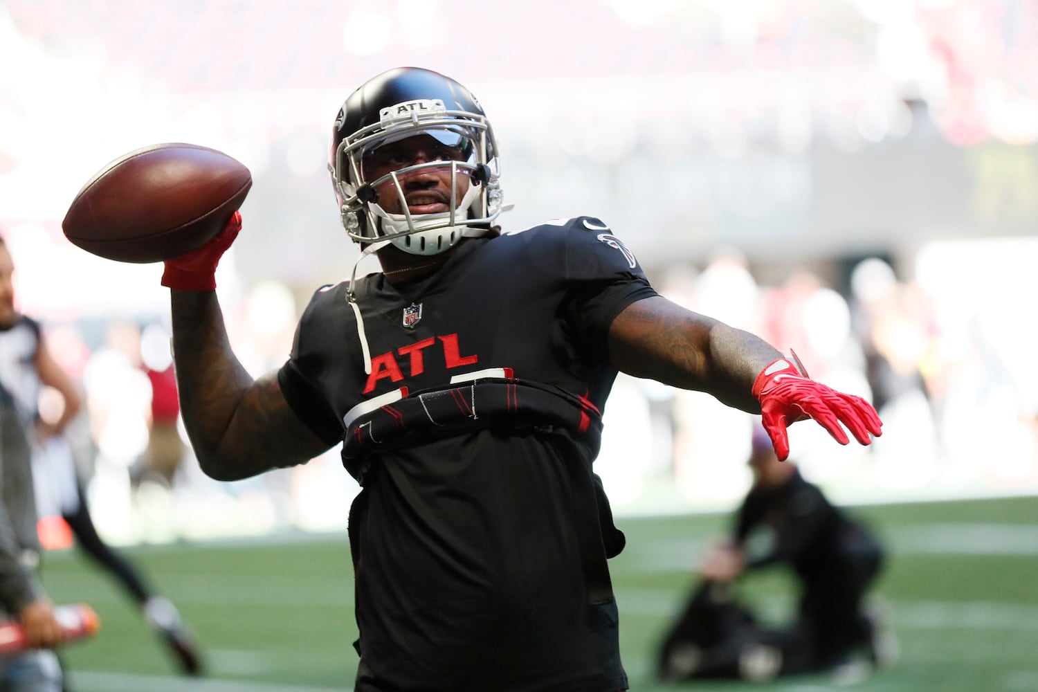 Falcons running back Cordarrelle Patterson warms up before the game against the Browns on Sunday. (Miguel Martinez / miguel.martinezjimenez@ajc.com)