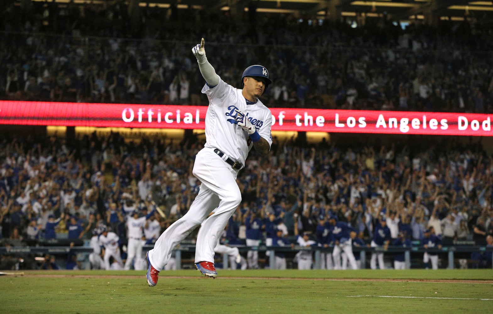 Photos: Braves seek to get even with Dodgers in Game 2