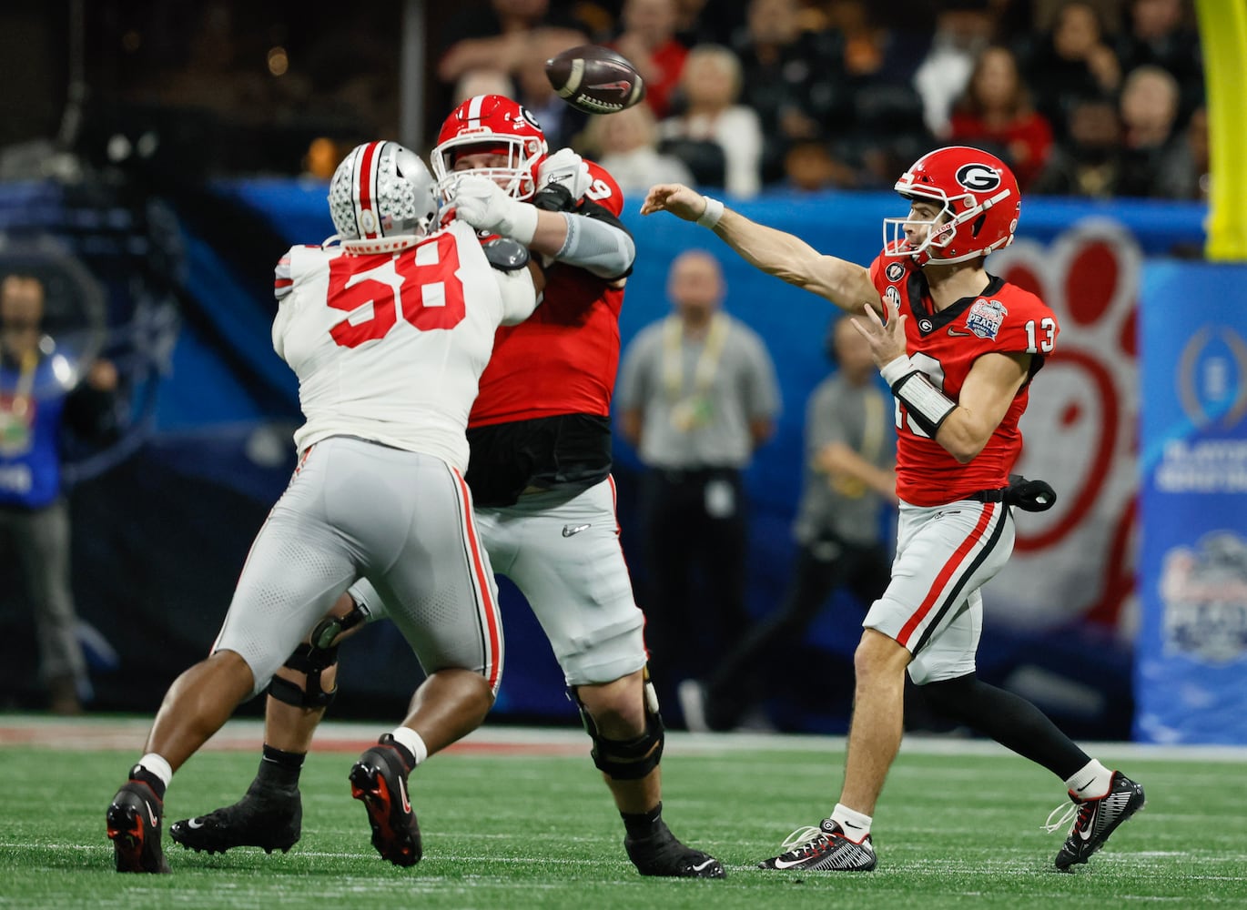 Georgia Bulldogs quarterback Stetson Bennett (13) passes. (Jason Getz / Jason.Getz@ajc.com)