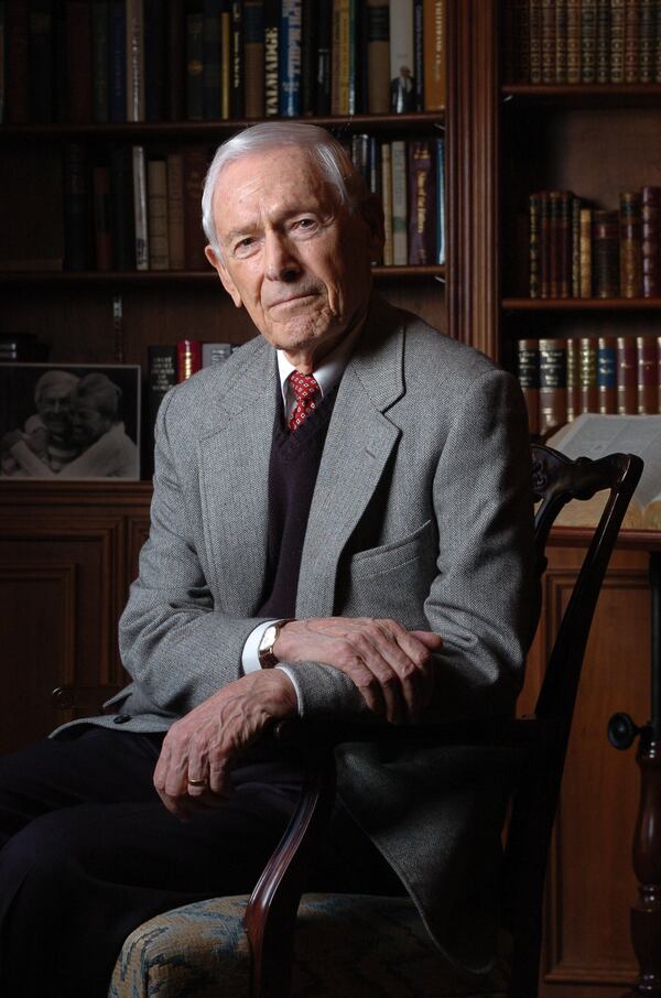 Senior U.S. District Court Judge Marvin Shoob (cq) in the library at his home in 2006. (RICH ADDICKS/AJC)