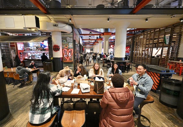 Customers shop and eat during lunch hour at Ponce City Market. Hyosub Shin/Hyosub.Shin@ajc.com 