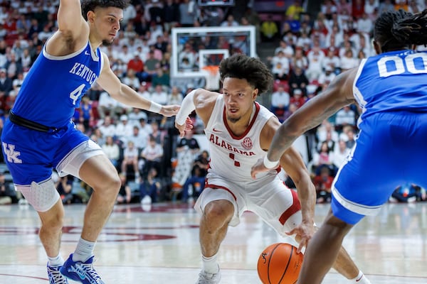 Alabama guard Mark Sears (1) works between Kentucky guards Koby Brea (4) and Otega Oweh (00) during the second half of an NCAA college basketball game, Saturday, Feb. 22, 2025, in Tuscaloosa, Ala. (AP Photo/Vasha Hunt)