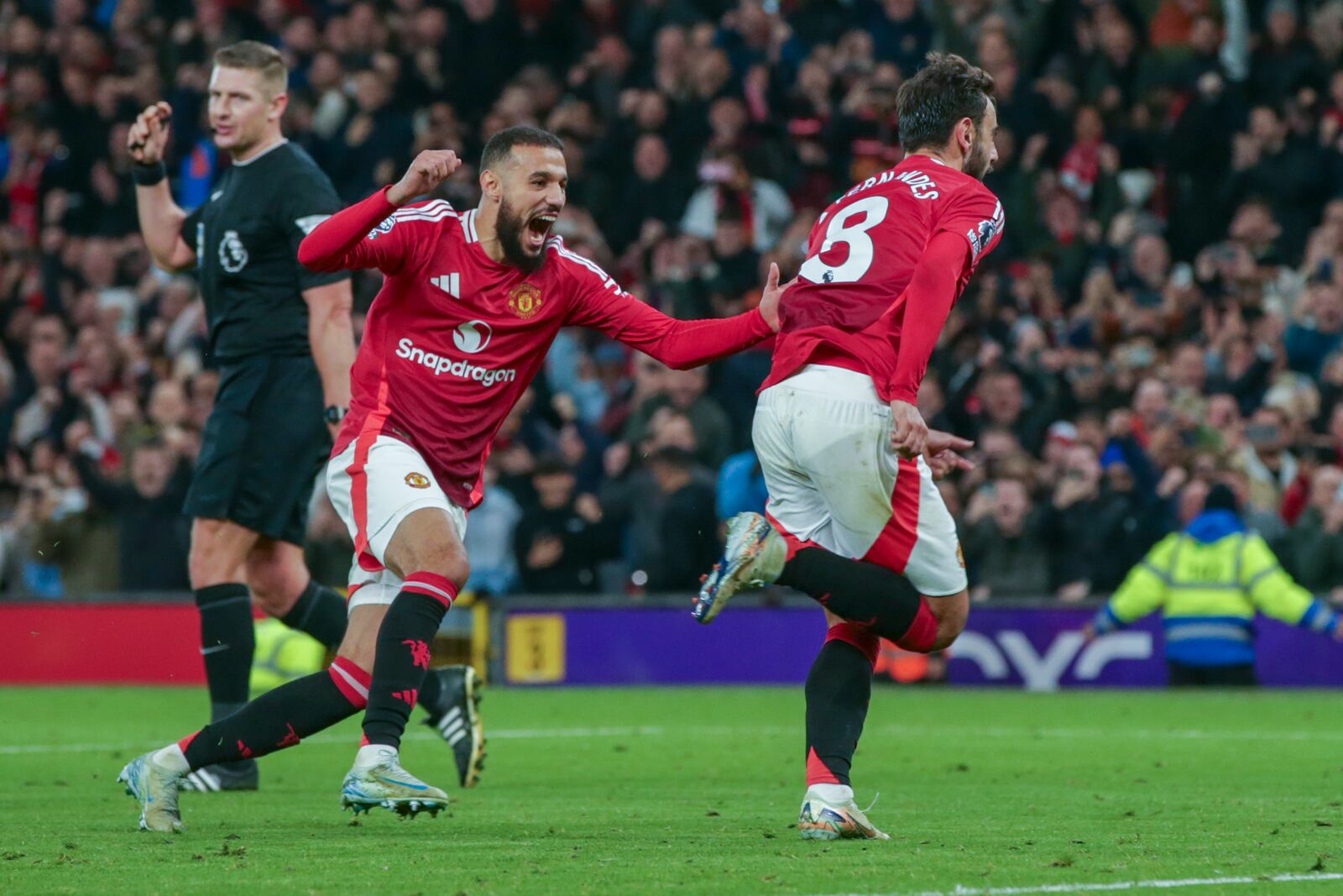 Manchester United's Bruno Fernandes, right, celebrates after scoring his side's opening goal during the Premier League soccer match between Manchester United and Chelsea at Old Trafford stadium in Manchester, England, Sunday, Nov. 3, 2024. (AP Photo/Ian Hodgson)