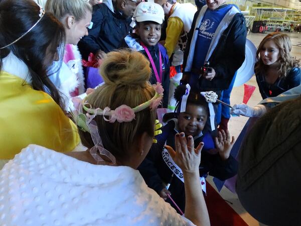 Nikki Williams as Tinkerbell says hi to Kylin. CREDIT: Rodney Ho/ rho@ajc.com