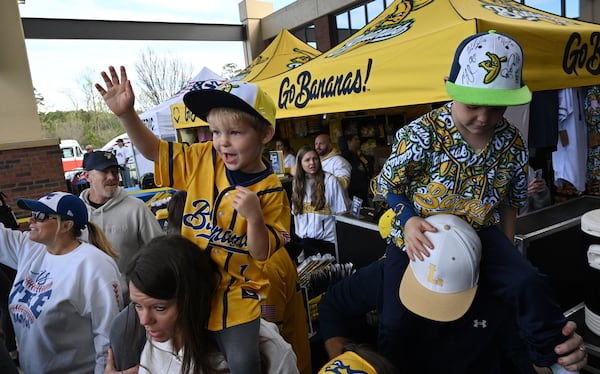 Savannah Bananas fans cheer before the game. (Hyosub Shin / Hyosub.Shin@ajc.com)