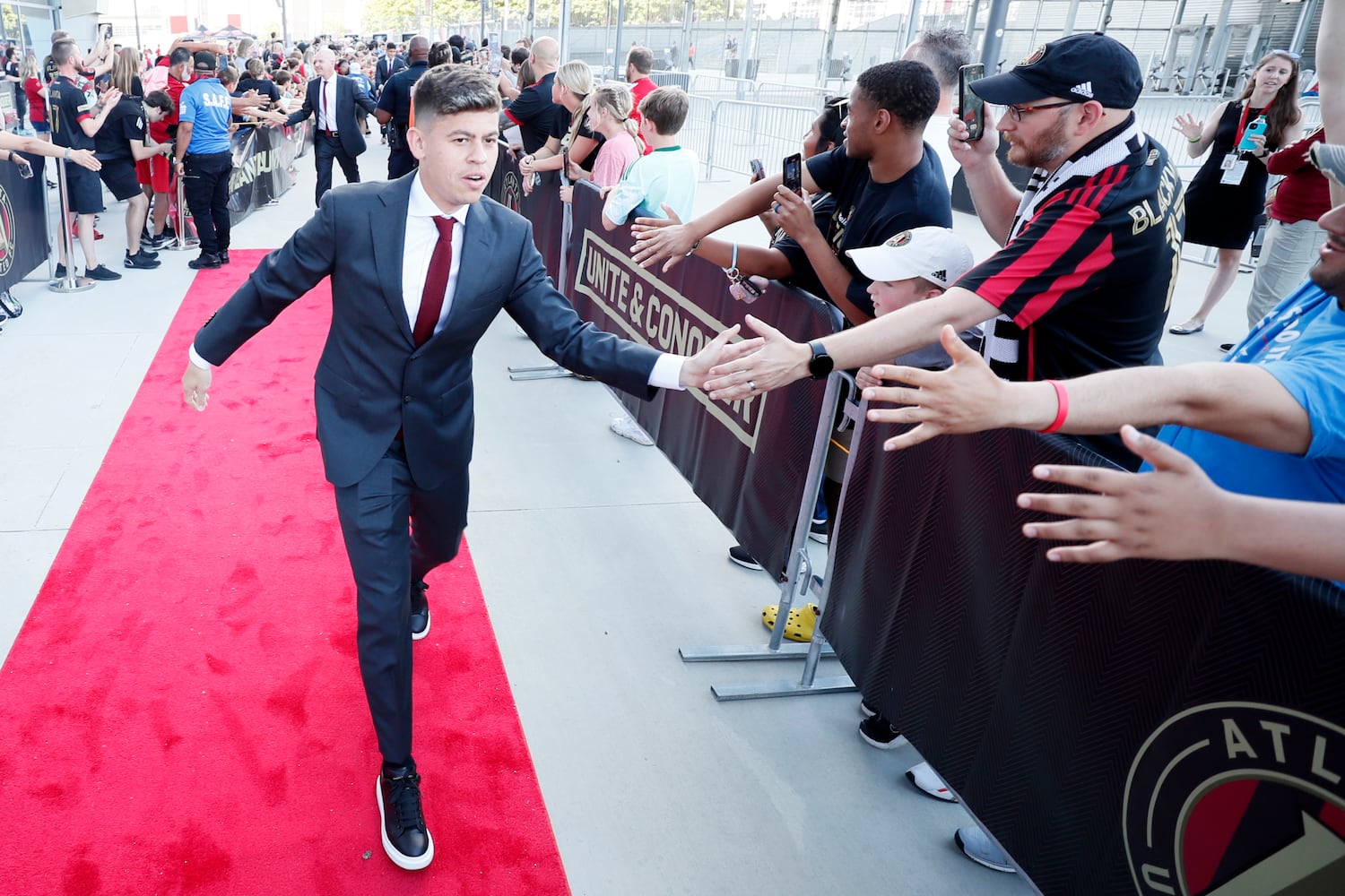 Atlanta United midfielder Matheus Rossetto greets supporters as the team arrives at the Mercedes-Benz Stadium before the game against the Columbus Crew on Saturday, May 28, 2022. Miguel Martinez / miguel.martinezjimenez@ajc.com