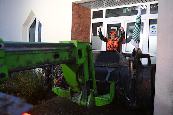 Farmers build a wall at an official building during a demonstration against the EU-Mercosur trade agreement, Monday, Nov. 18, 2024 in Beauvais, northern France. (AP Photo/Matthieu Mirville)