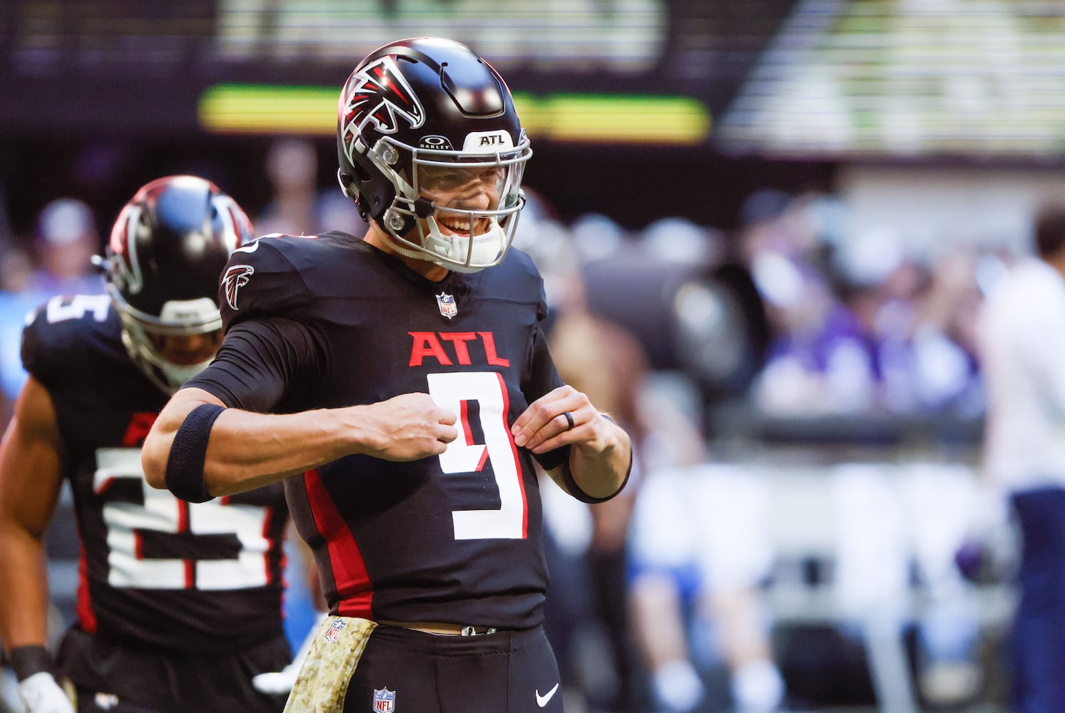 Atlanta Falcons quarterback Desmond Ridder (9) losses up before an NFL football game in Atlanta on Sunday, Nov. 5, 2023 between the Atlanta Falcons and the Minnesota Vikings. (Bob Andres for the Atlanta Journal Constitution)